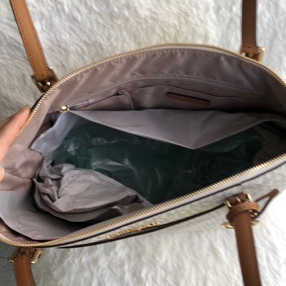 NWT Michael Kors handbag zipper style - Picture 3 of 4